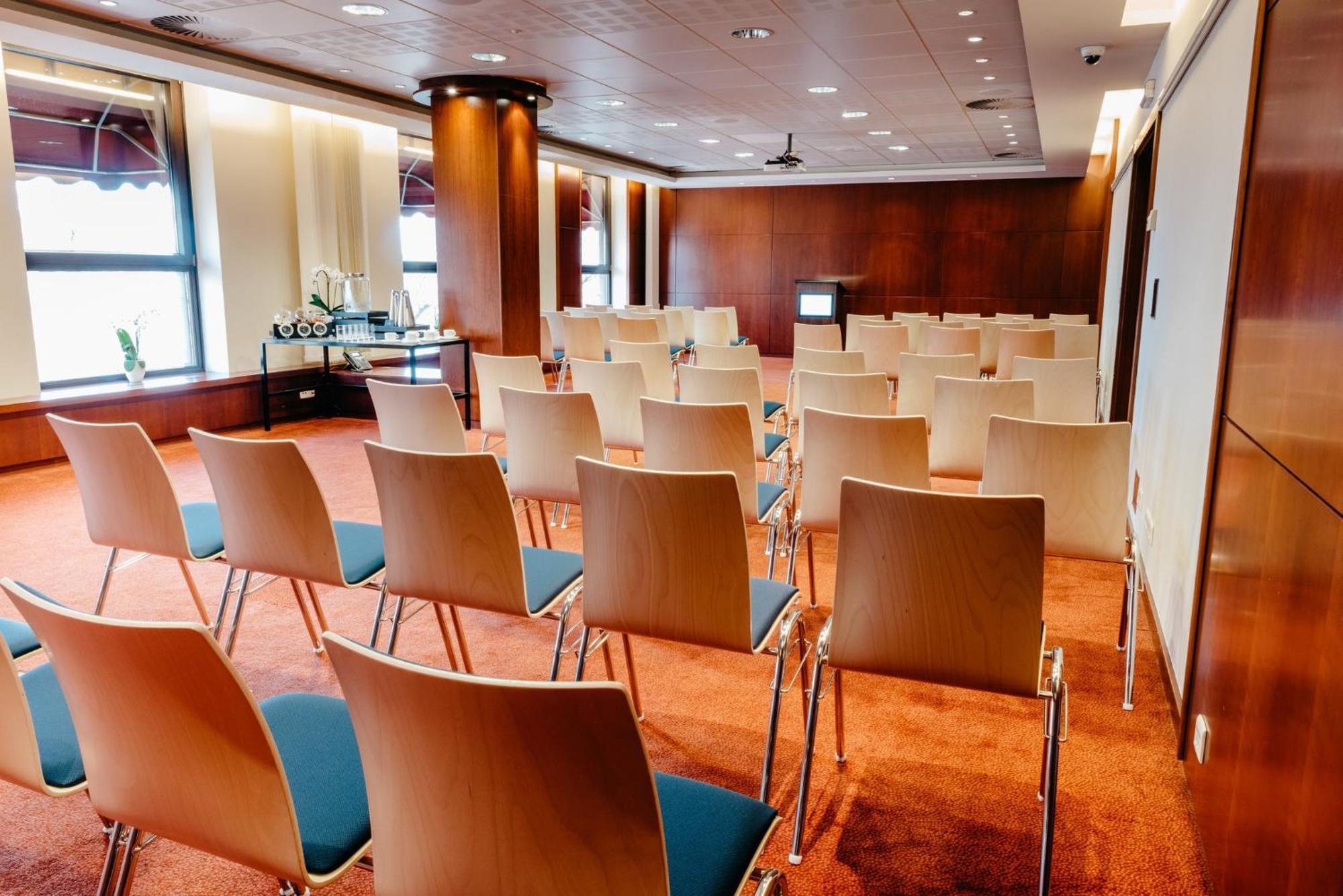 Crowne Plaza Bratislava By Ihg Hotel Екстериор снимка