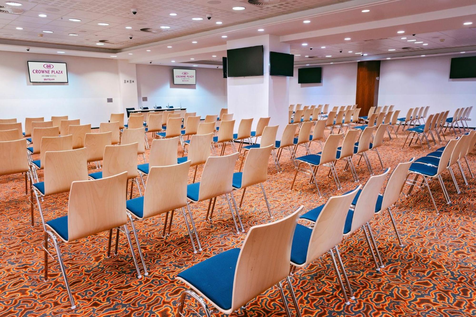 Crowne Plaza Bratislava By Ihg Hotel Екстериор снимка